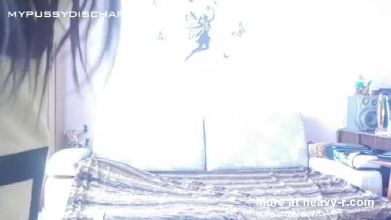 Watch this girl pee & scat like a pro on the floor