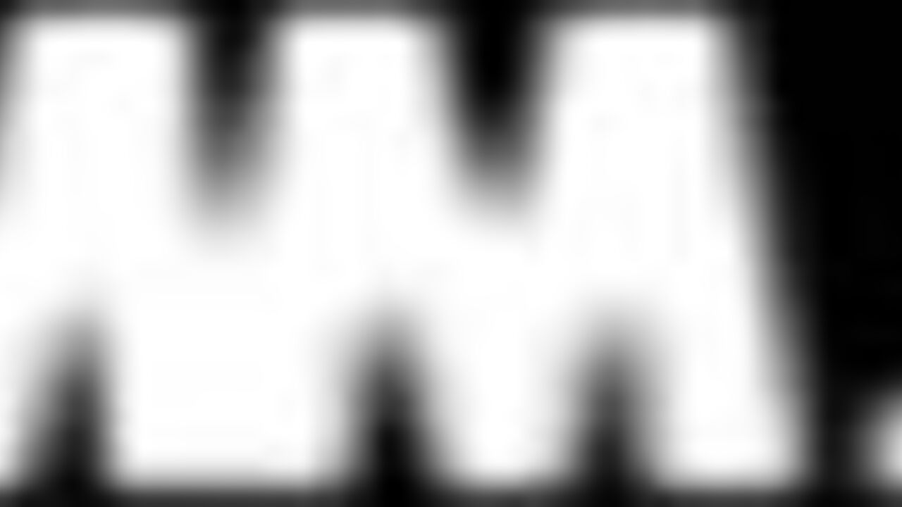 Watch this hot slut in high heels go wild with her ass while smearing her scat