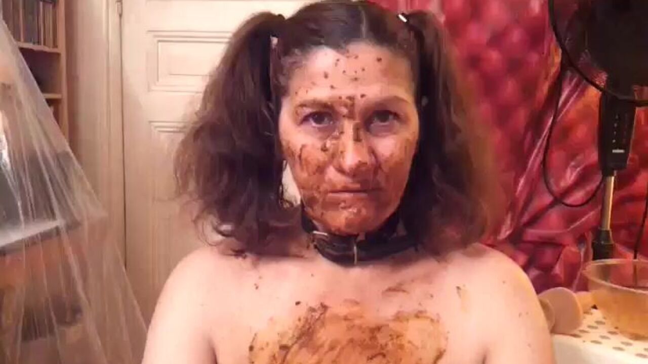 Le Concombre is the perfect partner for scatting and pooped out in this hot video