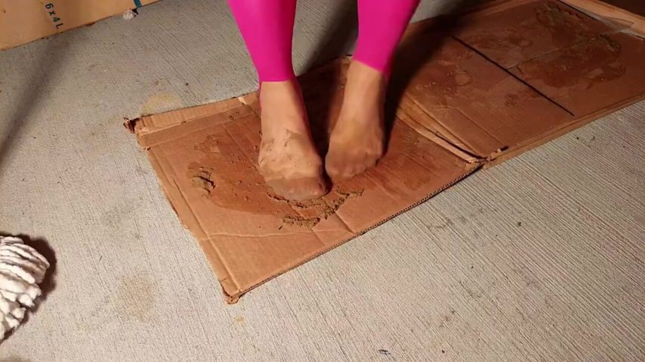 Kinky MILF gets off by trampling on the floor while washing her stockings and pantyhose