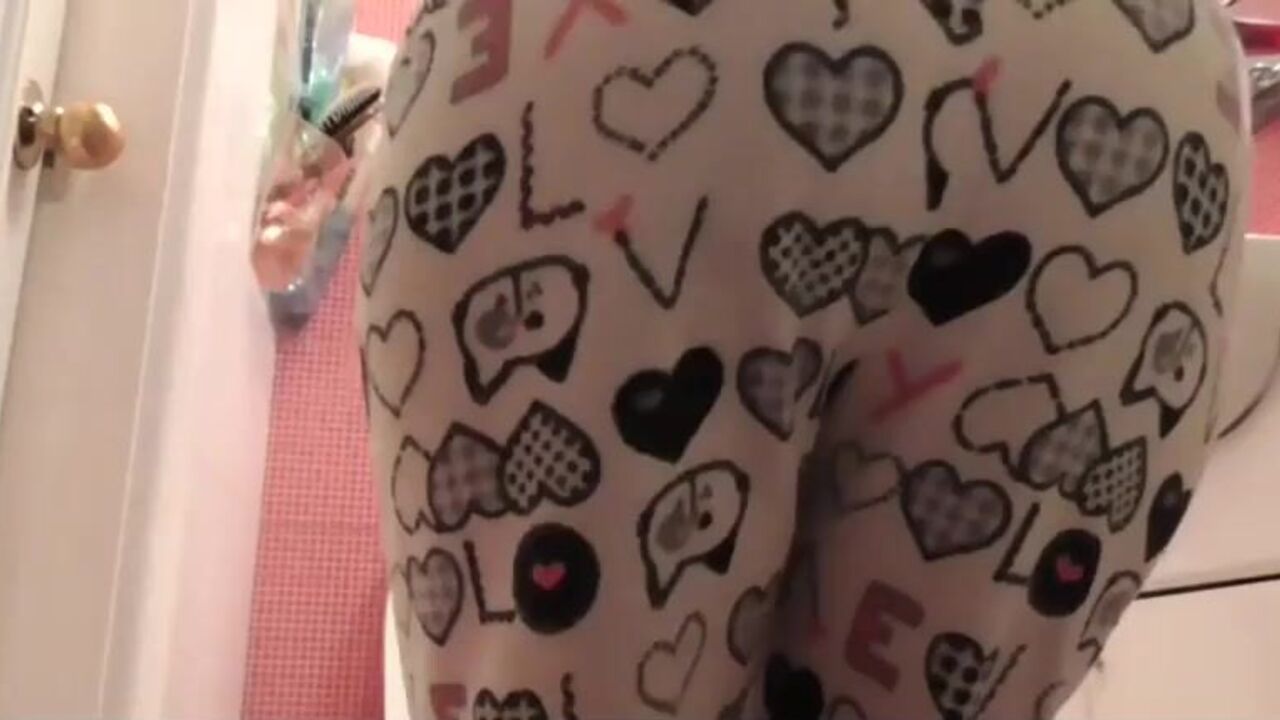 Get ready to sniff that arse-flavoured toilet and pussy-smell as you finger and piss your way to a better orgasm