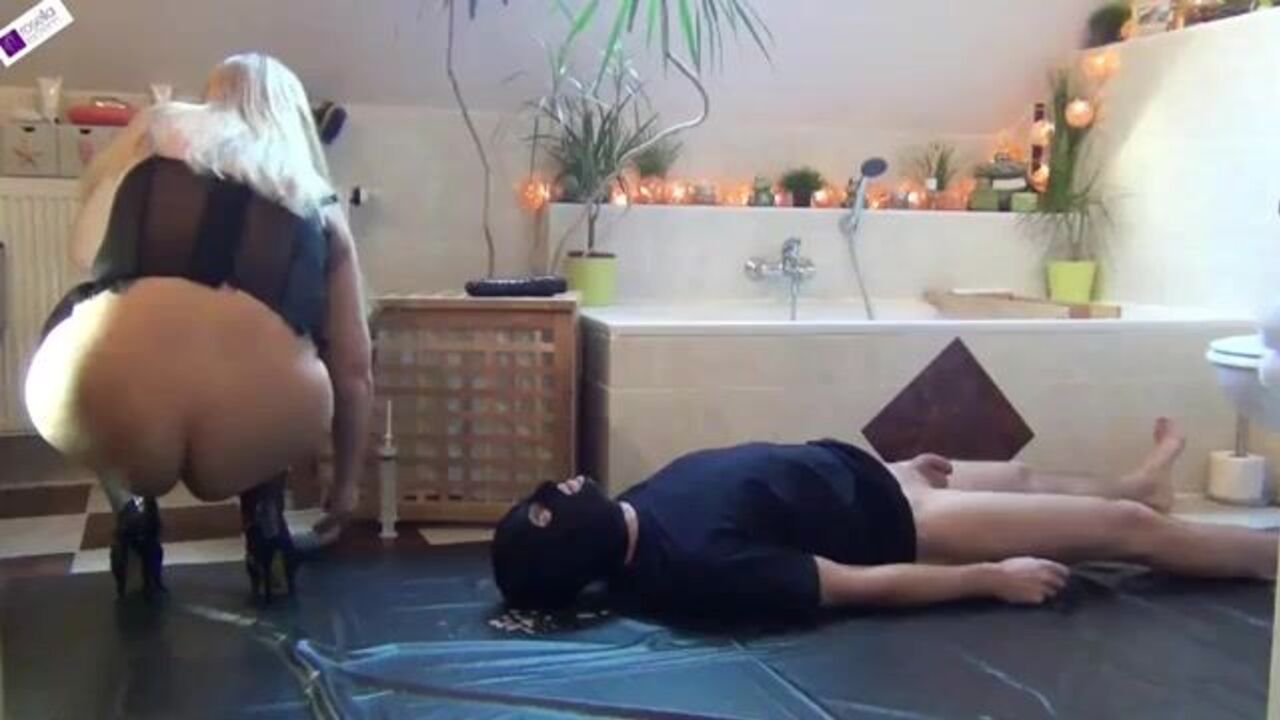 Watch this kinky scat porn video of a filthy slut getting her pussy stuffed and face splattered with jizz