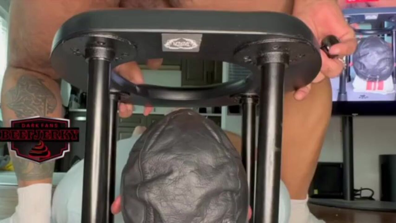 Kinky Daddy slurps on a hot load in his sneakers