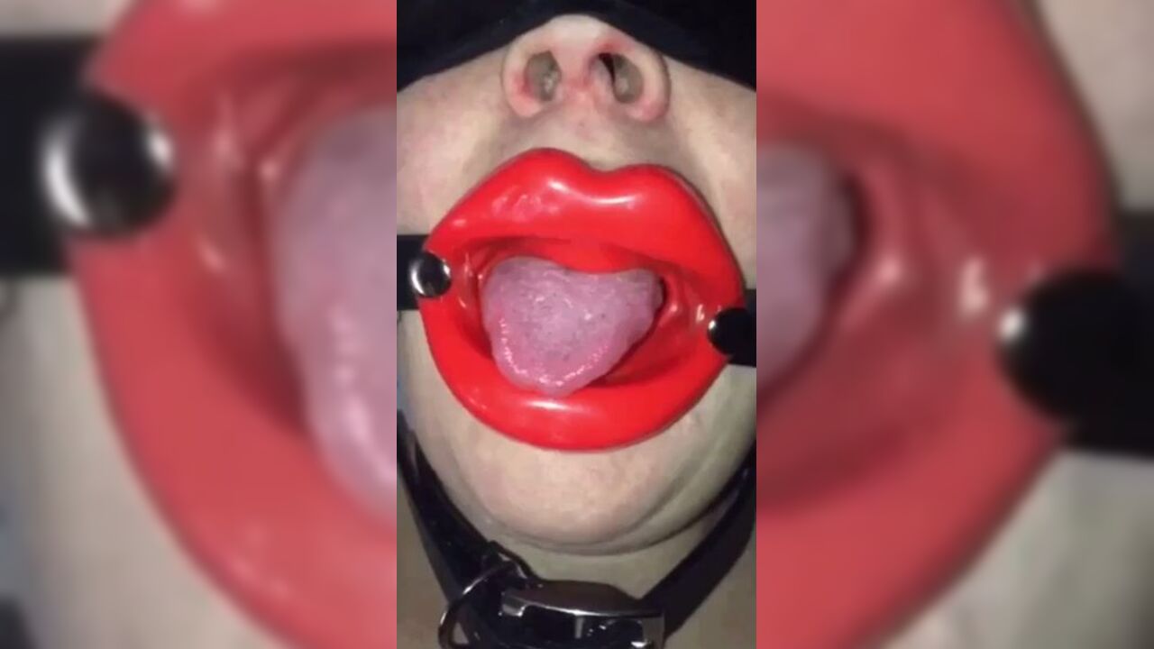 UK couple's dirty scat-fest - music-backed compilation of scat & fist action!