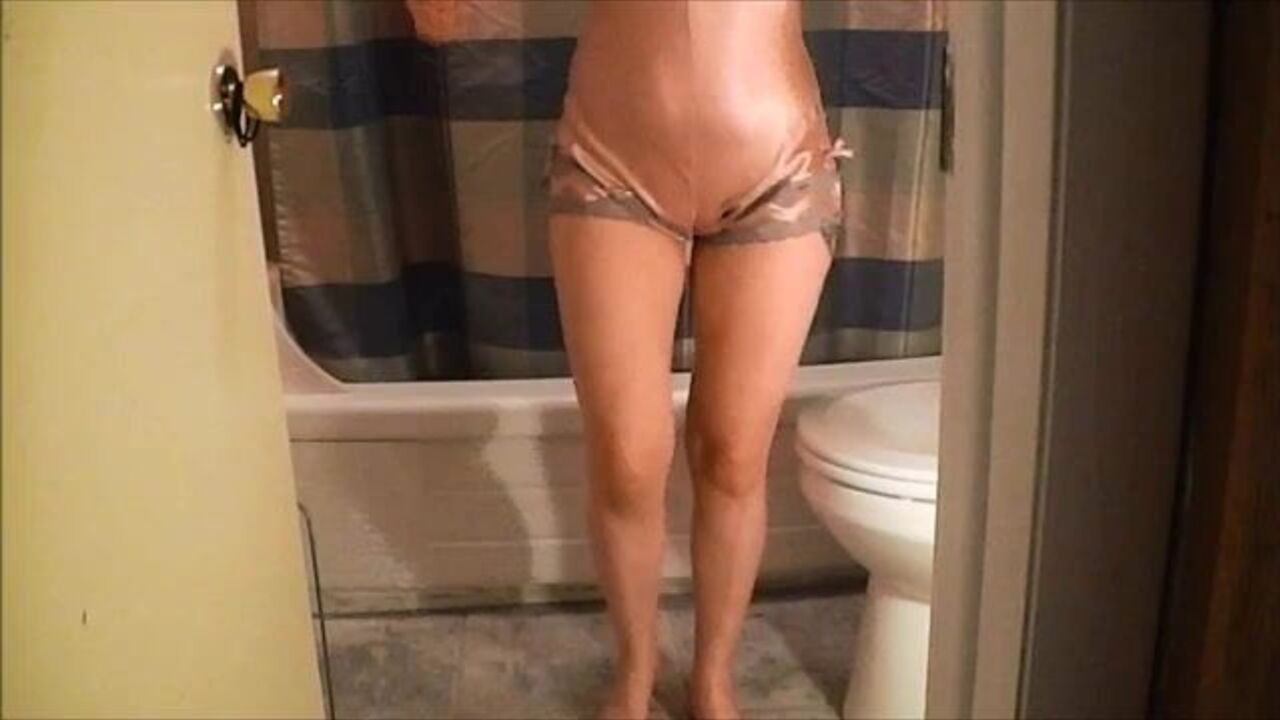 Watch this horny girl's sticky pussy scat in this porno clip