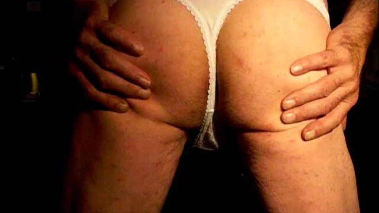 Zu Hause is a kinky babe who loves getting her panties soaked in pee