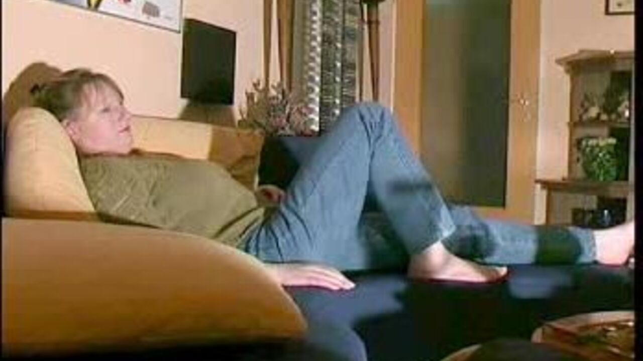 Watch as a mature slut gets her scat stuffed with big toys