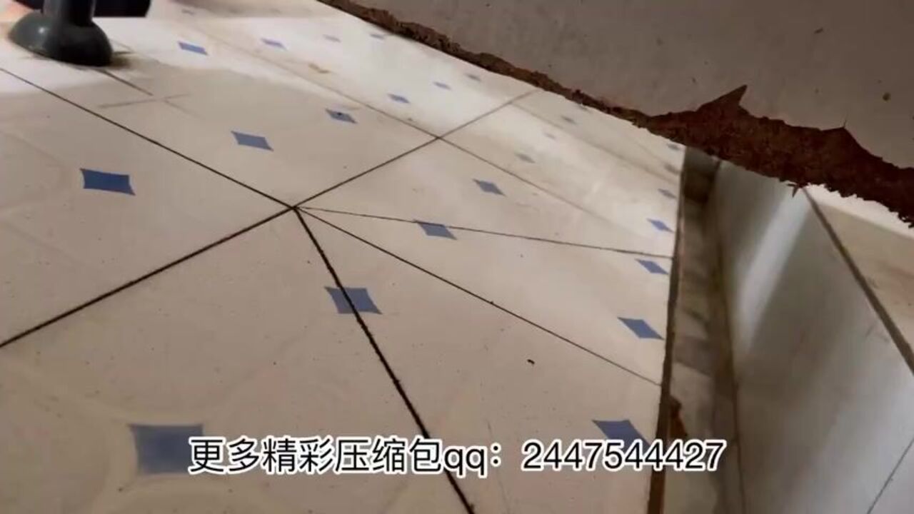 Watch this naughty girl peeping on herself in the toilet - subtitles included!